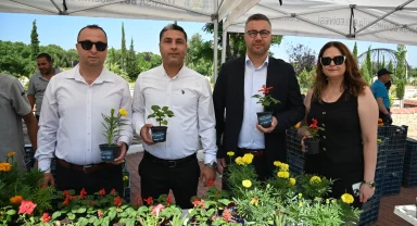 Manisa'da bayramlık çiçekler Büyükşehir'den