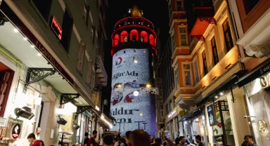 Simgesel yapılar kırmızıya büründü