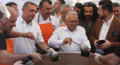 10 bin kişilik hazırlanan aşurede dağıtımında izdiham yaşandı