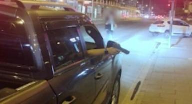 Araçtan silah gösteren şahıs yakalandı