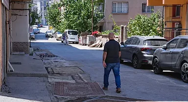  İzmir'de Altyapı Çilesi: Mahalleli Bozuk Yola Halı Serdi