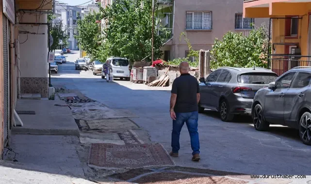 İzmir'de Altyapı Çilesi: Mahalleli Bozuk Yola Halı Serdi