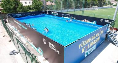 Çocuklara portatif havuzlarda yüzme öğretiliyor