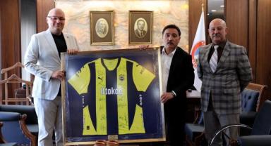 Kayseri’de Vali Gökmen Çiçek’e İmzalı Fenerbahçe Forması Hediye Edildi