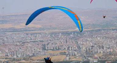 Kayseri'de yamaç paraşütçüleri kıyasıya yarıştı