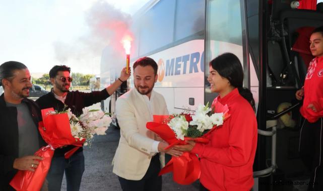 Dünya 2'ncisi Huri Uçar Kayseri’de coşkuyla karşılandı