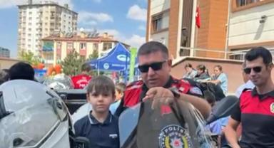 Miniklere, Polislik tanıtıldı