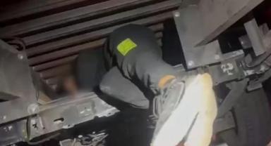 Otokurtarıcının gizli bölmesinde 2 düzensiz göçmen yakalandı