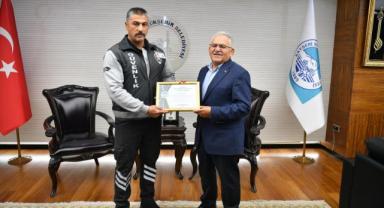 Başkandan Refleksiyle Hayat Kurtaran Personele Teşekkür Belgesi