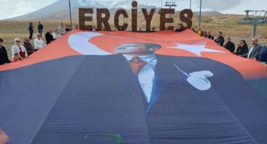Erciyes’te 102 m² Atatürk Posteri Cumhuriyet İçin Açıldı
