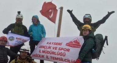 Kayseri Dağcıları Aladağlar Küçük Demirkazık Zirvesinde