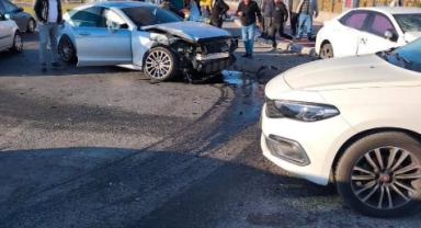 Kayseri’de iki otomobil çarpıştı: 3 kişi yaralandı