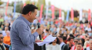 Vali Çiçek, “Hem erdemlerimizle hem de sporla Türkiye'nin adını şampiyonalarda yukarılara çıkaracaklar”