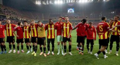 Kayserispor Sezonun İlk Galibiyetini Taraftarıyla Kutladı