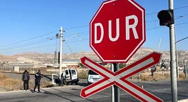 Lokomotif ile Araç Çarpıştı: 2 Kişi Yaralandı