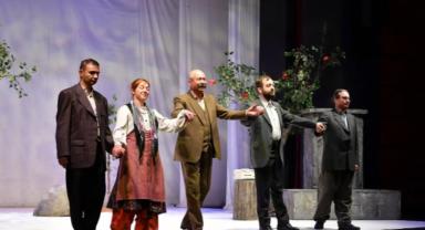 Vali Çiçek ve Büyükkılıç, “Aşık Veysel” Oyununu İzledi