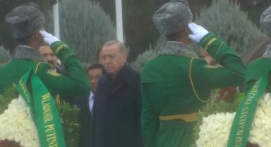 Erdoğan’dan Aşkabat’ta Tarafsızlık Anıtı’na tarihi ziyaret