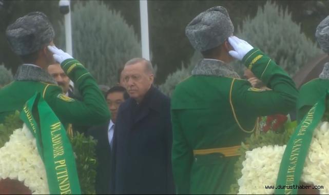 Erdoğan’dan Aşkabat’ta Tarafsızlık Anıtı’na tarihi ziyaret