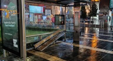 Gece Kırılan Tramvay Durağı Oturağı Sabah Onarıldı