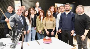 Üniversite FM 98.3’ten Öğrencilere Sürpriz Yıl Kutlaması