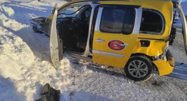 Erciyes’te Minibüs ile Taksi Çarpıştı: 1’i Ağır 16 Yaralı