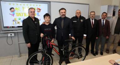 Hacılar’da Karne Coşkusu: Başkan Özdoğan Öğrencilerle