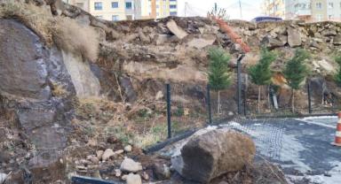 Kayseri'de Korkutan Olay Kaya Binanın Önüne Düştü