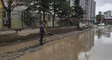 Kayseri'de SP İlçe Başkanı Şehrin Merkezinde Balık Tutmaya Çalıştı!