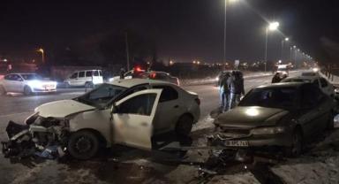 Kayseri'de Trafik Kazası İki Otomobil Çarpıştı