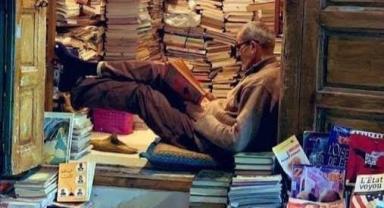 Rabat'ın Sessiz Bilgesi: 43 Yıldır Aynı Yerde Okuyor