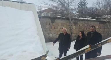 Sarıoğlan’da Karın Ağırlığı Sundurmayı Yıktı