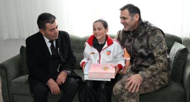 Şehit Polis Muzaffer Can Ersoy’un Kızına Karne Hediyesi