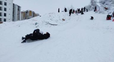 Talas’ta Öğrenciler Poşet ve Kızakla Kayak Keyfi Yaşadı
