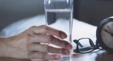 Uzmanlardan Uyarı: Sabah Aç Karnına Su İçilmeli