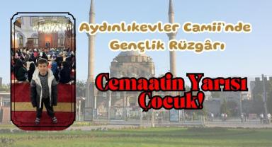 Aydınlıkevler Camii’nde Gençlik Rüzgârı: Cemaatin Yarısı Çocuk!