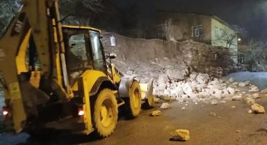 Bünyan’da Heyelan Yolu Kapattı, Ekipler Müdahale Etti