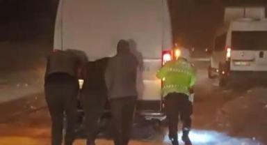 Gürün Yolunda Kar Engeli! Araçlar Mahsur Kaldı