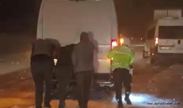 Gürün Yolunda Kar Engeli! Araçlar Mahsur Kaldı