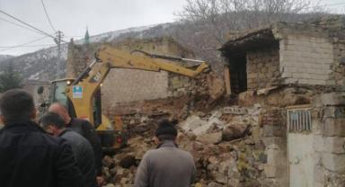 Hacılar’da Yağış Sonrası Metruk Yapı Çöktü