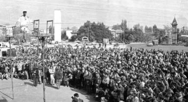 “Hayri Bey, Zilli Plağı Koy!”