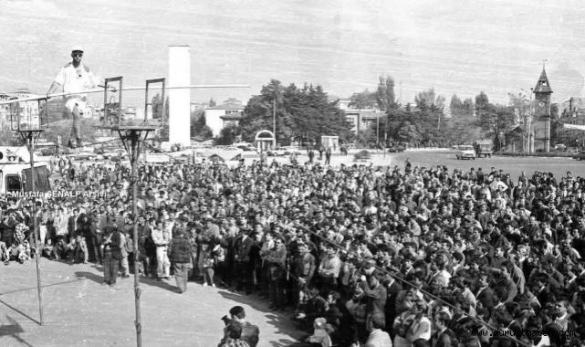 “Hayri Bey, Zilli Plağı Koy!”