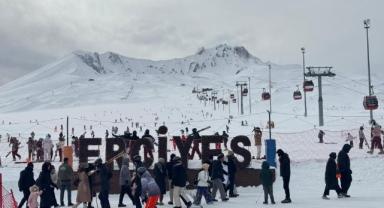 Kayak Tutkunları Sömestirin Son Gününde Erciyes'e Akın Etti