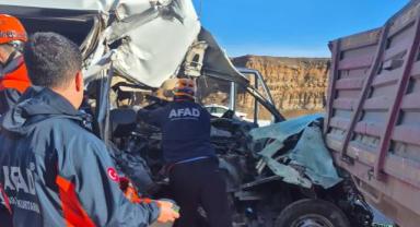 Kayseri'de Feci Kaza Öğrenci Servisi TIR'a Çarptı