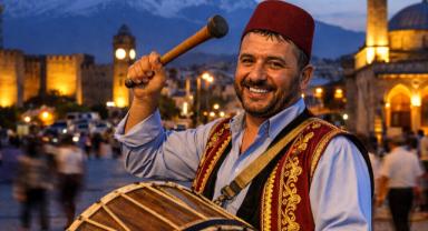 Kayseri'de Gelenek Canlanıyor: Ramazan Davulcularından Maniler