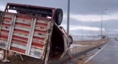 Kayseri'de Hayvanları Taşıyan Kamyonet Devrildi: 2 Kişi Yaralandı