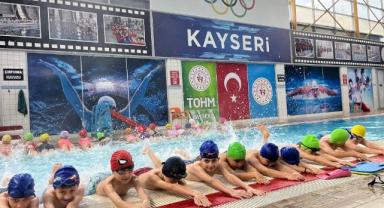 Kayseri’de Yüzme Bilmeyen Kalmasın Projesi Devam Ediyor