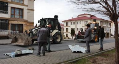 Kayseri İncesu'da Fırtına Hasarı: Yollar Çatı Parçalarıyla Doldu