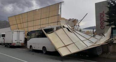 Kayseri OSB’de Şiddetli Rüzgar Tente ve Araçlara Zarar Verdi