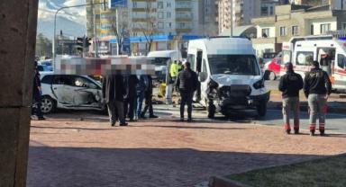 Melikgazi’de Servis ile Otomobil Çarpıştı: 14 Yaralı