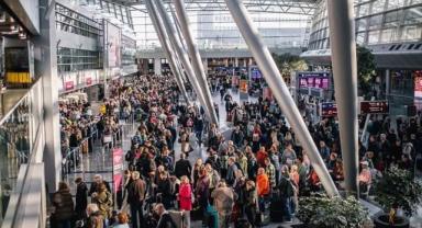 Münih Havalimanın Aksaklık: 500 Kişi Geceyi Uçakta Geçirdi